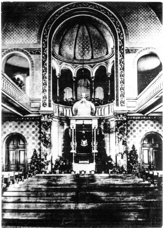 Schwarzweiß Foto Innenraum Synagoge
