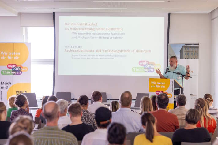 Stephan J. Kramer, Präsident des Thüringer Amtes für Verfassungsschutz, bei seinem Vortrag über die Gefahren von Rechtsextremismus und Verfassungsfeinden in Thüringen. Mehrere Personen bei einer Veranstaltung und ein Mann der zu ihnen spricht