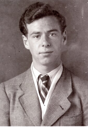 Historische schwarz-weiß Fotografie von einem jungen Mann.