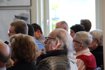 Hartmut Topfs letzter Besuch im Erinnerungsort Topf & Söhne bei der Ausstellungseröffnung „Miriams Tagebuch. Die Geschichte der Erfurter Familie Feiner“, 3. Mai 2023  Mehrere Personen bei einer Veranstaltung