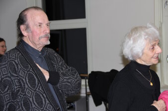Hartmut Topf mit der Auschwitz-Überlebenden Éva Fahidi-Pusztai bei der Gedenkveranstaltung am 27. Januar 2013 im Erinnerungsort Topf & Söhne – Die Ofenbauer von Auschwitz  Älterer Mann mit Bart und ältere Frau mit schwarzem Rollkragenpullover