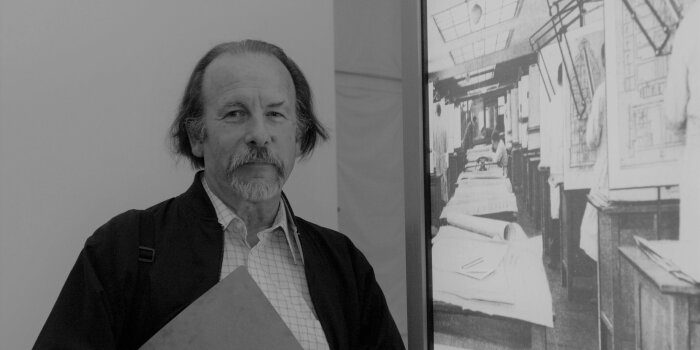 Foto: Hartmut Topf 2005 © Elisabeth Stickforth  Schwarz Weiß Bild von einem Mann mit einer Mappe in der Hand