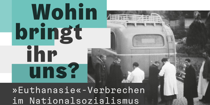 Ausstellungstitel neben einer alten Fotografie. Abgebildet sind Menschen, die um einen Bus versammelt stehen.