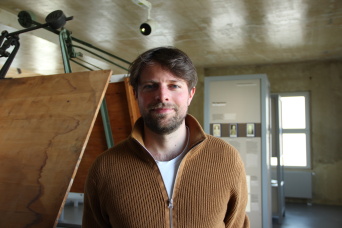 Marc Bouttens Mann in einer Ausstellung